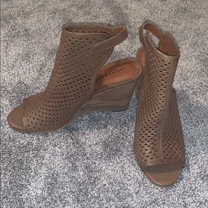 Like new Lucky Brand wedge sandals